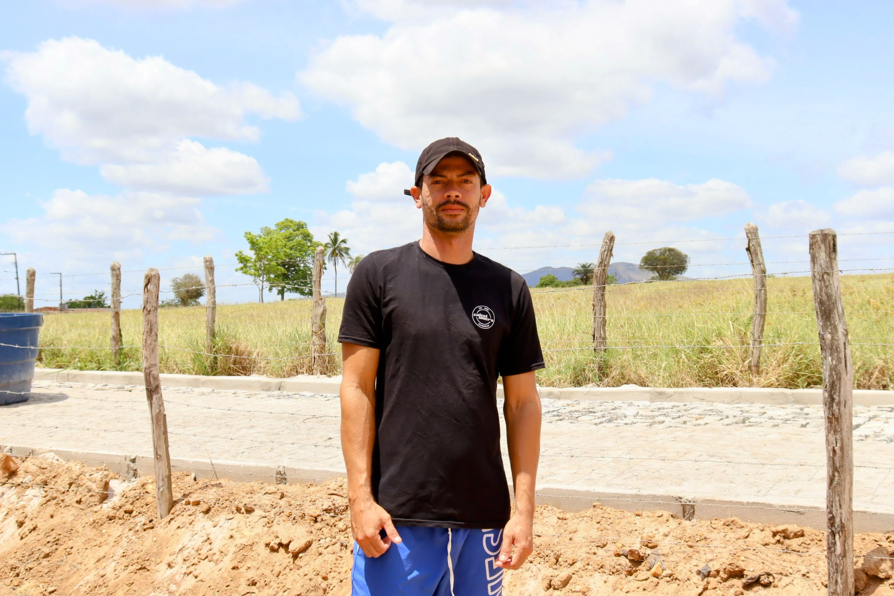 Talison Borges Bispo fala que o calçamento valoriza os imóveis no povoado do Campo do Brito // Foto: Fernando Augusto