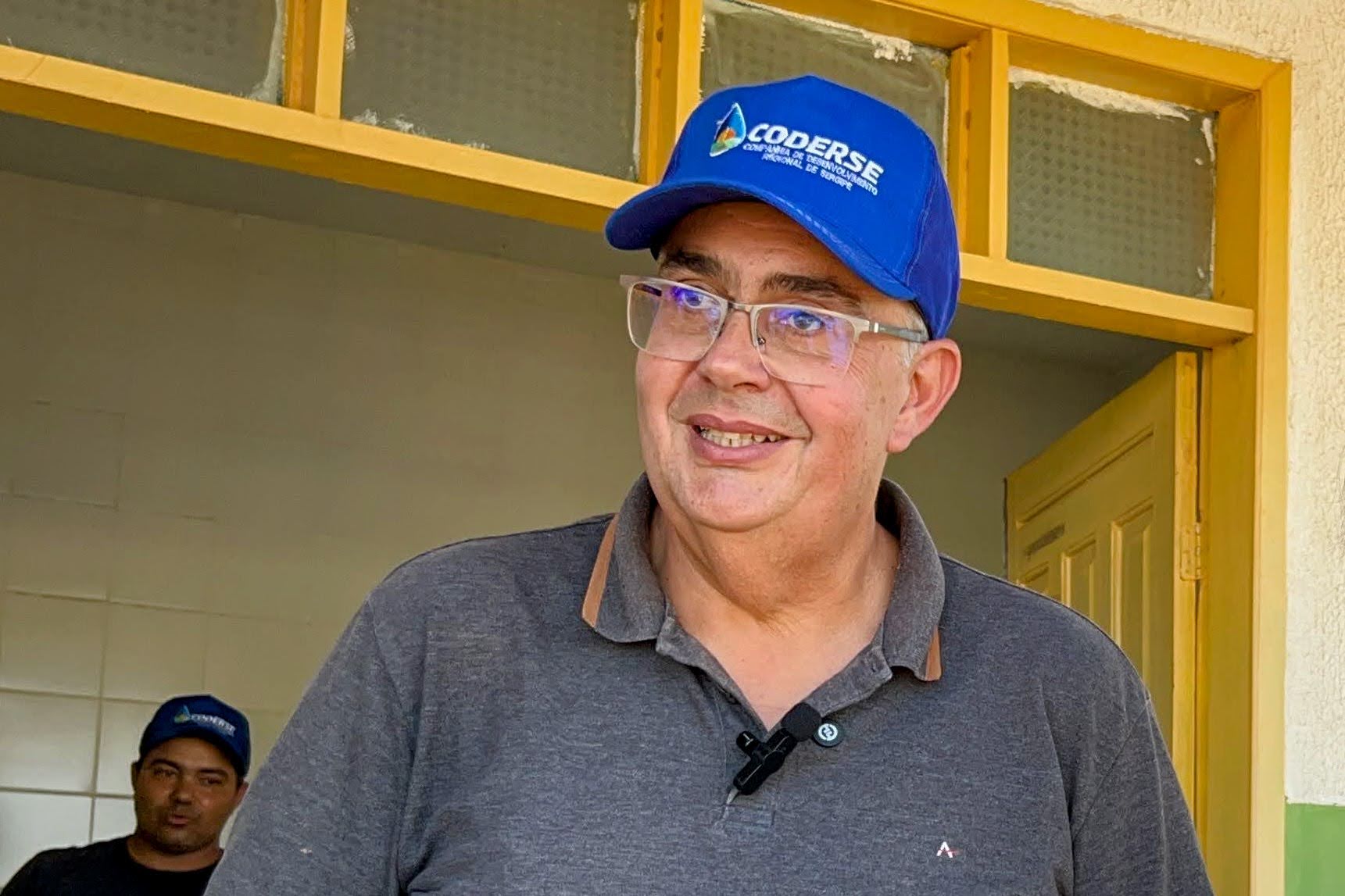 Paulo Sobral explica que a pavimentação é mais uma das ações do Governo do Estado em prol do desenvolvimento social no campo // Foto: Fernando Augusto