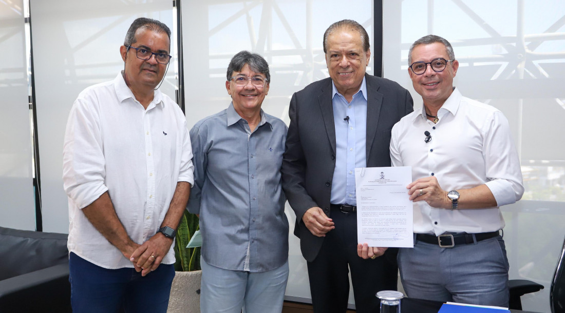 O governador Fábio Mitidieri assinou nesta terça-feira, 30, a autorização para a licitação da reforma da rádio e TV Aperipê // Fotos: Arthur Soares