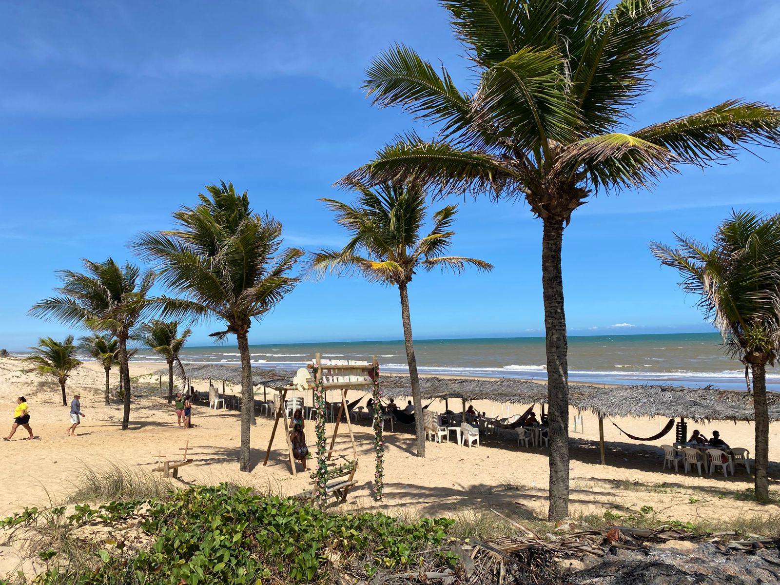 Com a opção de mesas na beira da praia, restaurantes são atrativos para moradores e turistas / Foto: Nádia Salles/Arquivo Pessoal