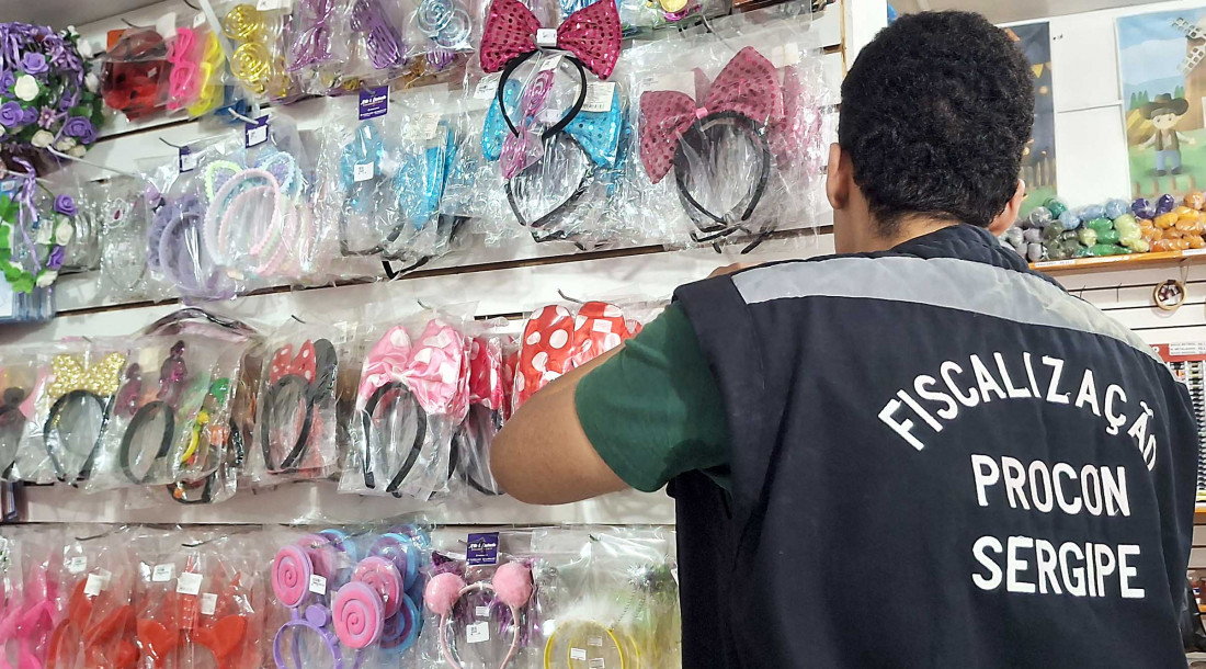 Procon Sergipe fiscaliza venda de artigos carnavalescos no comércio // Fotos : Ascom/ Sejuc