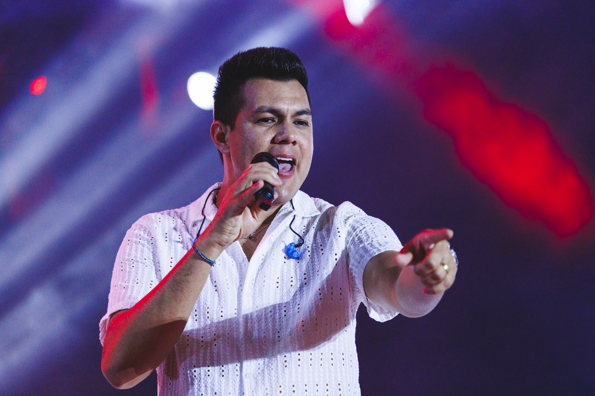 Vitor Fernandes cantou faixas populares de forró e piseiro que mantiveram a animação do público / Foto: Igor Matias