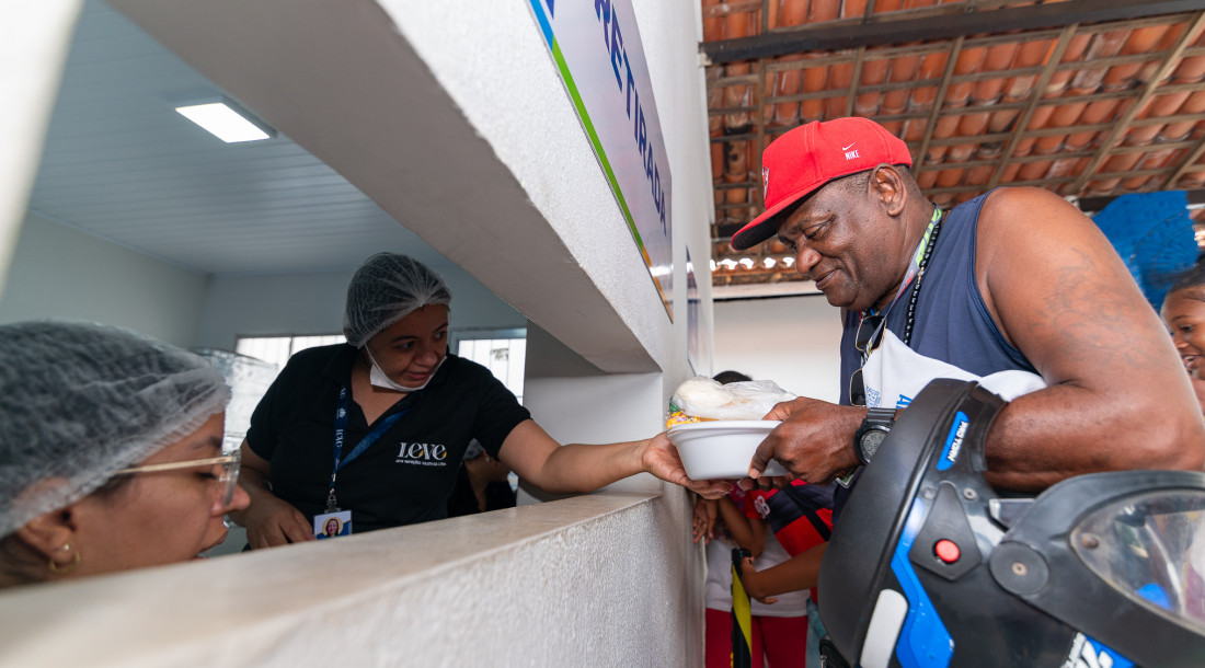 O Restaurante Popular Padre Pedro garante diariamente almoço e jantar para a população em situação de vulnerabilidade social, assegurando acesso à alimentação de qualidade // Fotos: Thiago Santos
