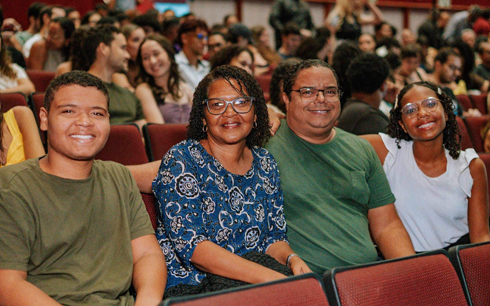 Manuela de Melo, 13 anos, prestigiou o espetáculo acompanhada dos pais e do irmão