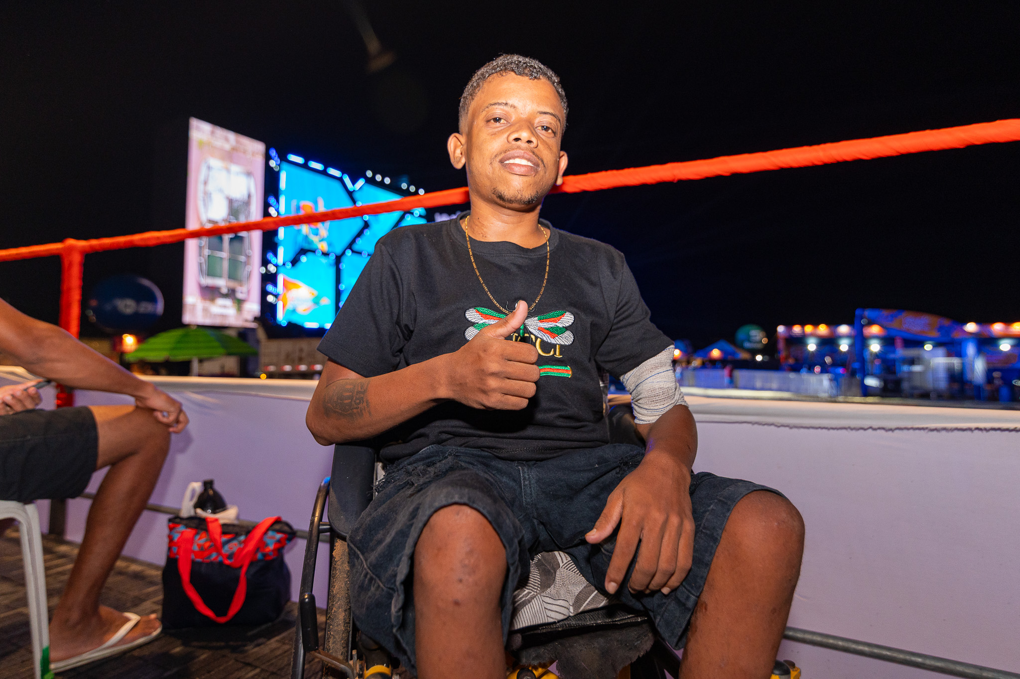 Cadeirante Rodrigo Alves destaca que aproveitar a festa no camarote melhora a experiência no evento