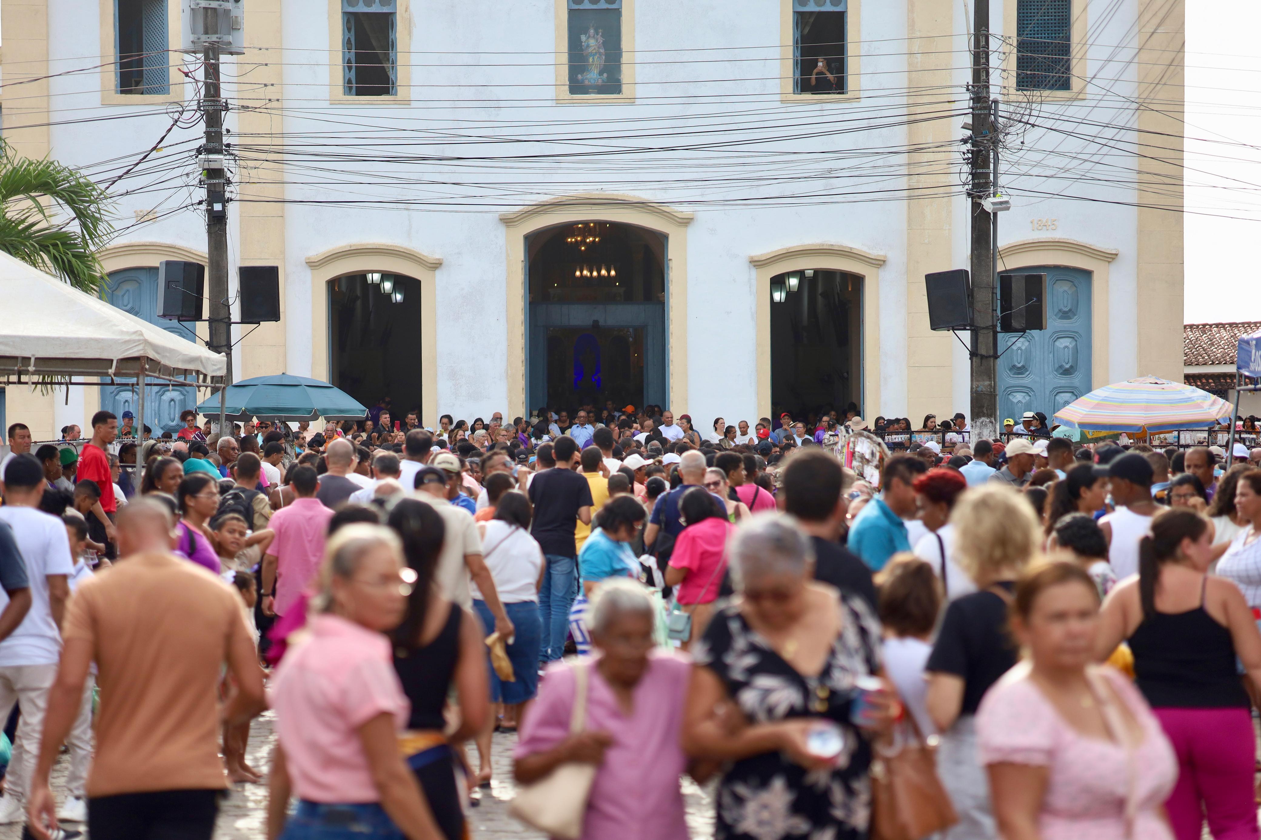 Romeiros se aglomeraram em frente à Igreja Matriz Nossa Senhora da Vitória / Foto: Max Carlos/Setur