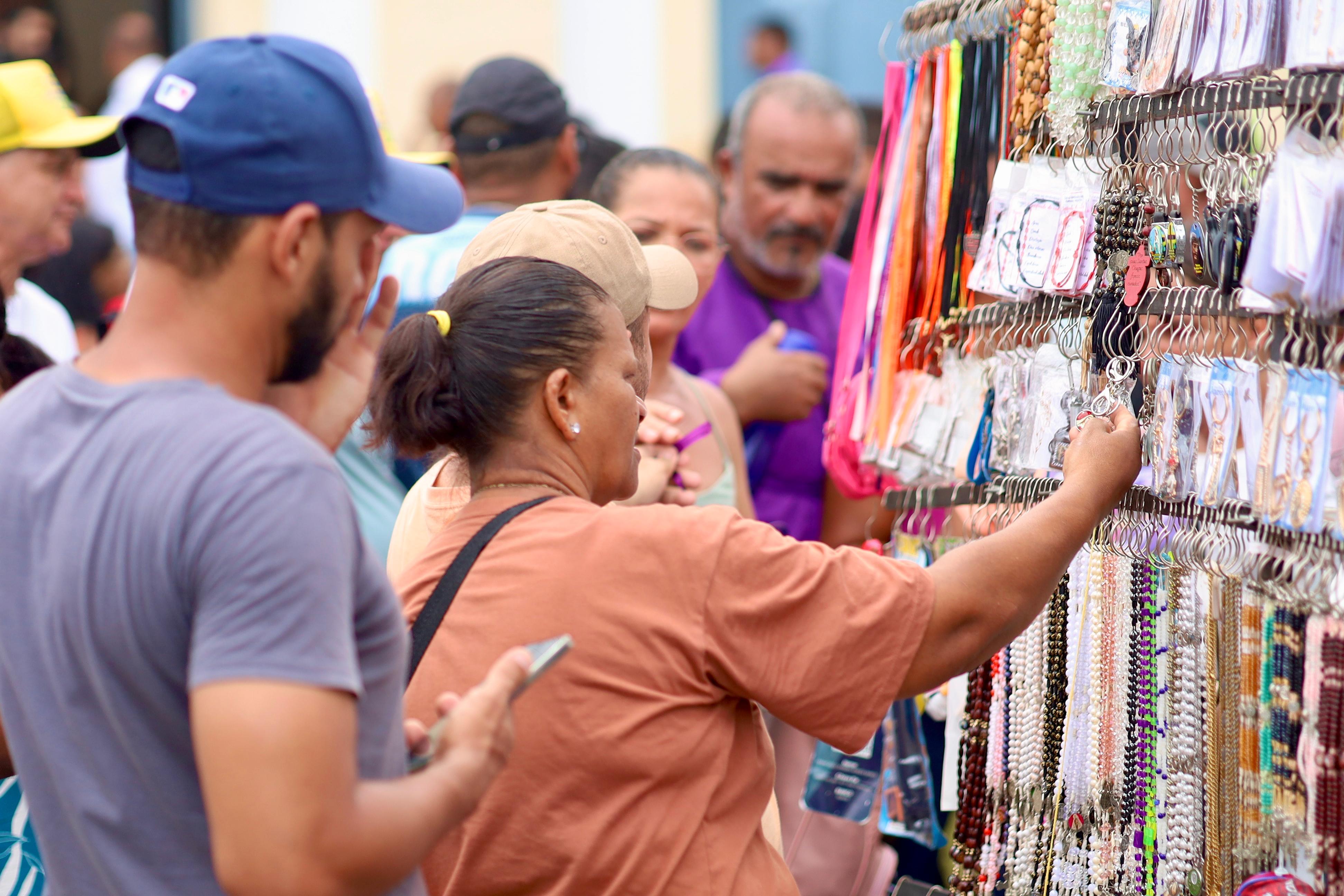 Fiéis aproveitaram para comprar artefatos como lembrança de mais uma edição da Romaria dos Senhor dos Passos em São Cristóvão / Foto: Max Carlos/Setur