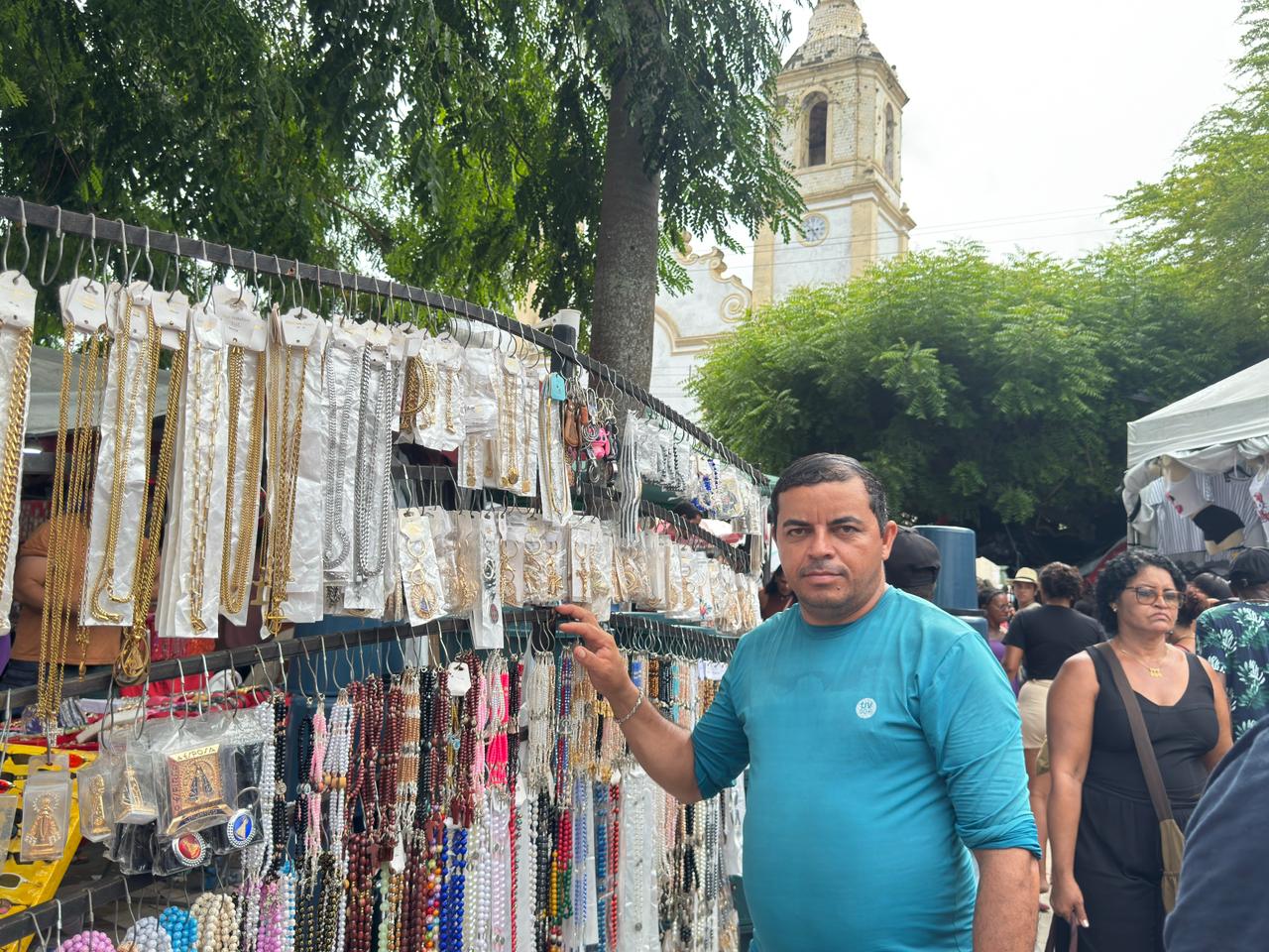 O vendedor Edilvan da Silva, de Águas Belas (PE), veio pela primeira vez para comercializar artigos religiosos e artesanato / Foto: Pietro Lobo/Setur