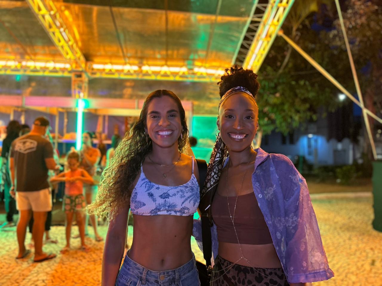 As amigas Cibelle Moura e Camila Mendes acompanharam a programação e destacaram o encanto com o festival // Fotos: Ascom Funcap