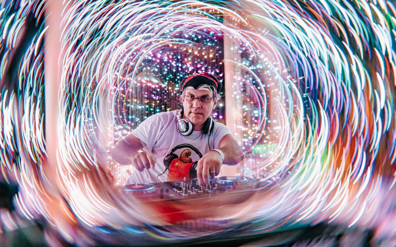 O DJ Anderson Jackson destacou a energia do público // Fotos: Ascom Funcap