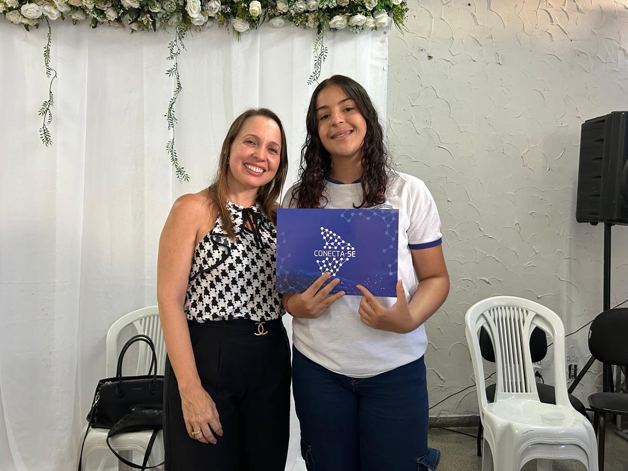 Lorena Andrade recebendo certificado // Fotos: Daniele Melo