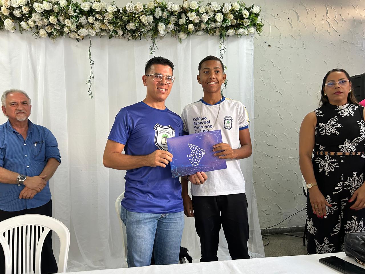 Genisson de Jesus recebendo certificado // Fotos: Daniele Melo