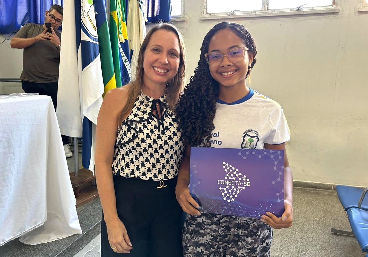 Emily de Santana recebendo certificado // Fotos: Daniele Melo