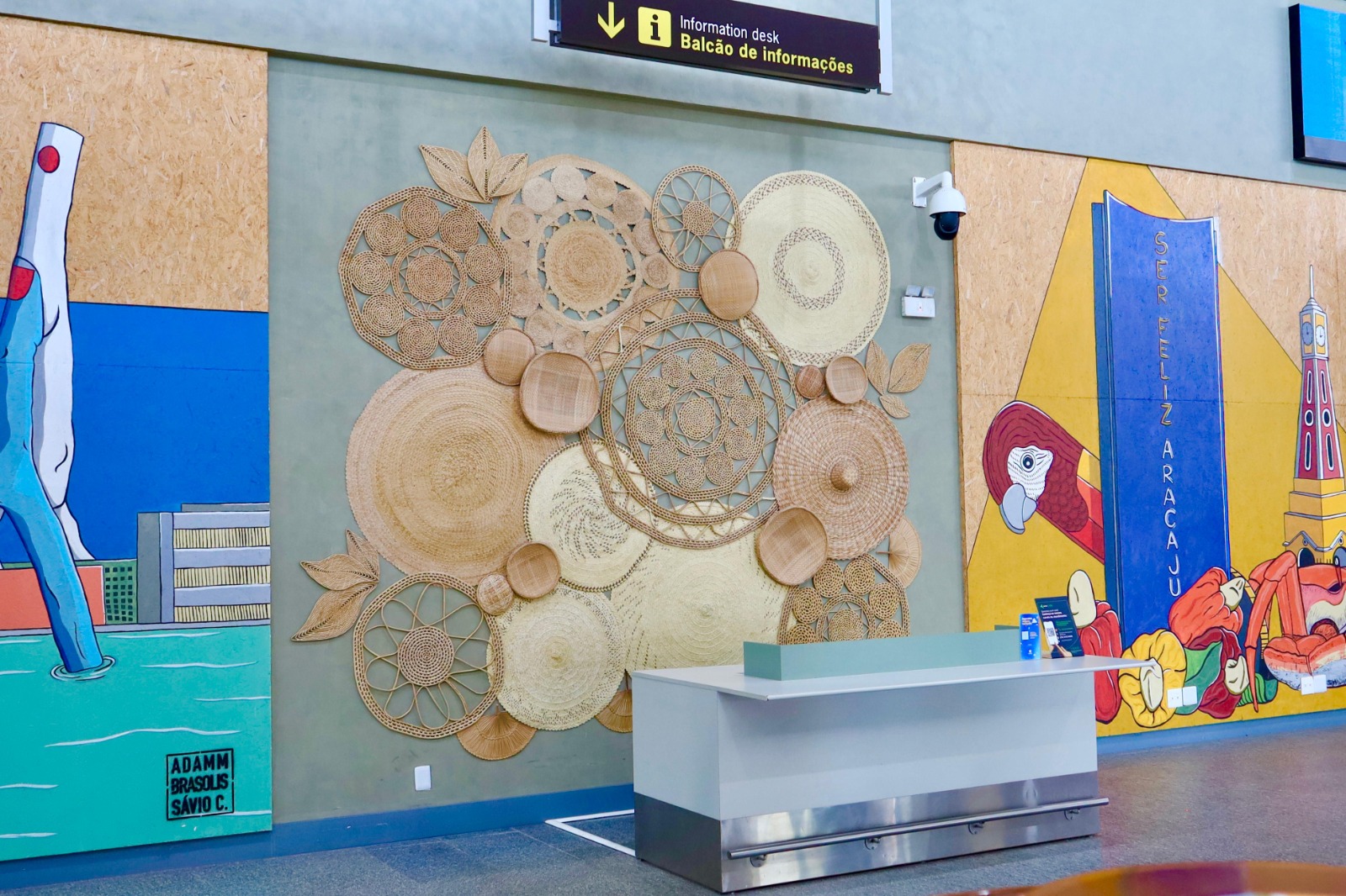 Peças produzidas por artesãs da Barra dos Coqueiros configuram um dos painéis no terminal / Foto: Max Carlos/ Setur