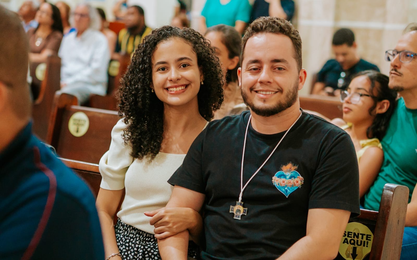 O casal Michael Menezes e Thaís Azevedo destacou a emoção de vivenciar a apresentação em um contexto de fé e espiritualidade