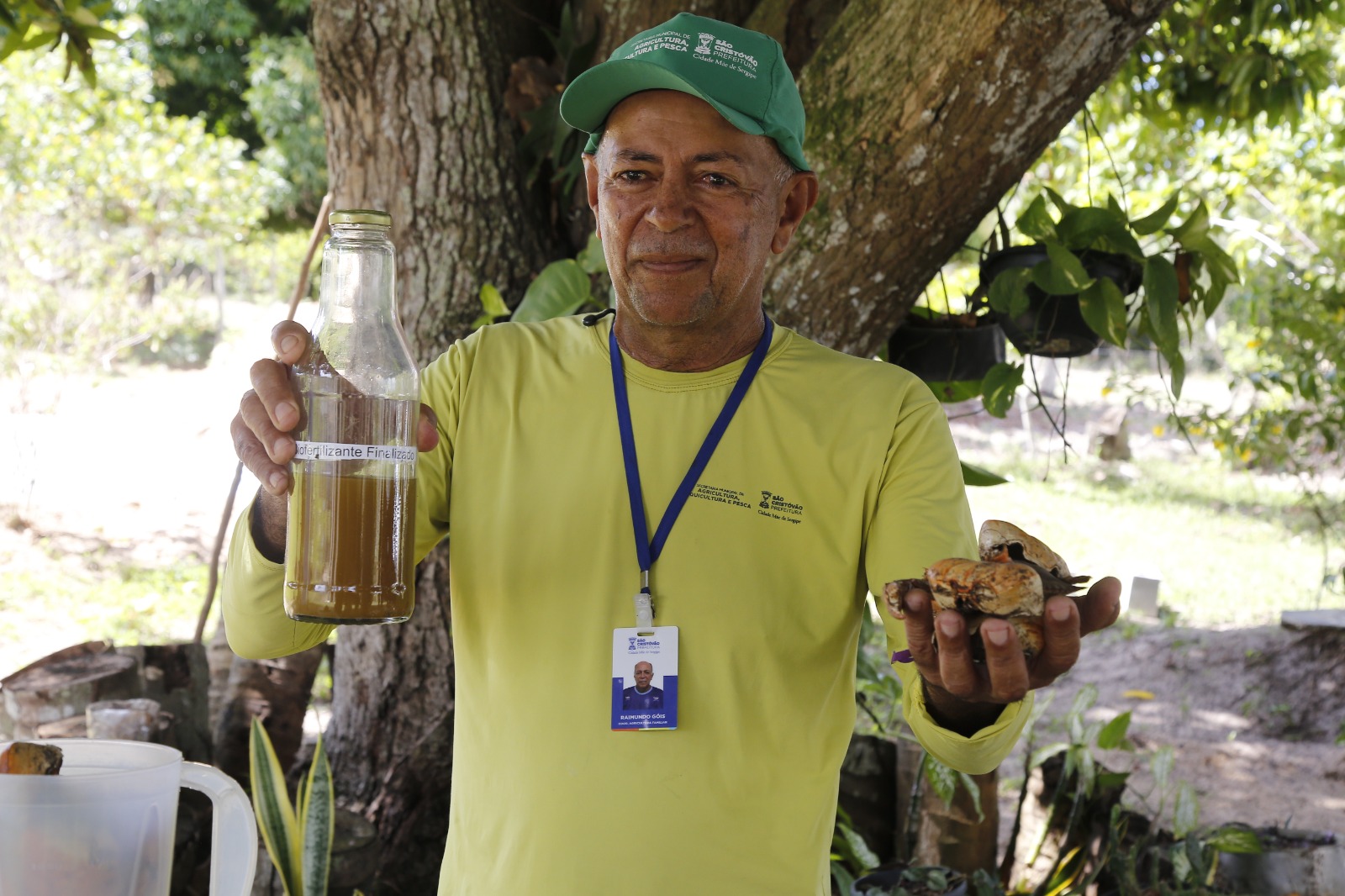 Técnico da prefeitura ensina aos moradores o processo de produção do biofertilizante desenvolvido pela Emdagro