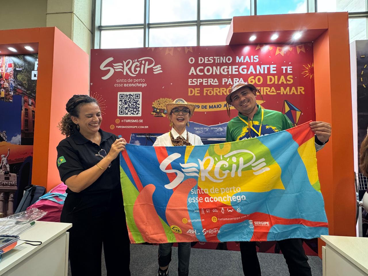 O guia de turismo Carlos Gilliard (à direita) empolgado por ter sido contemplado com um passeio ao Cânion de Xingó / Foto: Pietro Lobo/ Setur