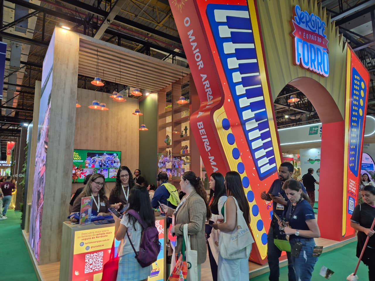 Sanfona gigante na fachada tornou o estande instagramável, sendo um dos mais procurados pelo visitantes / Foto: Matheus Moura/Setur