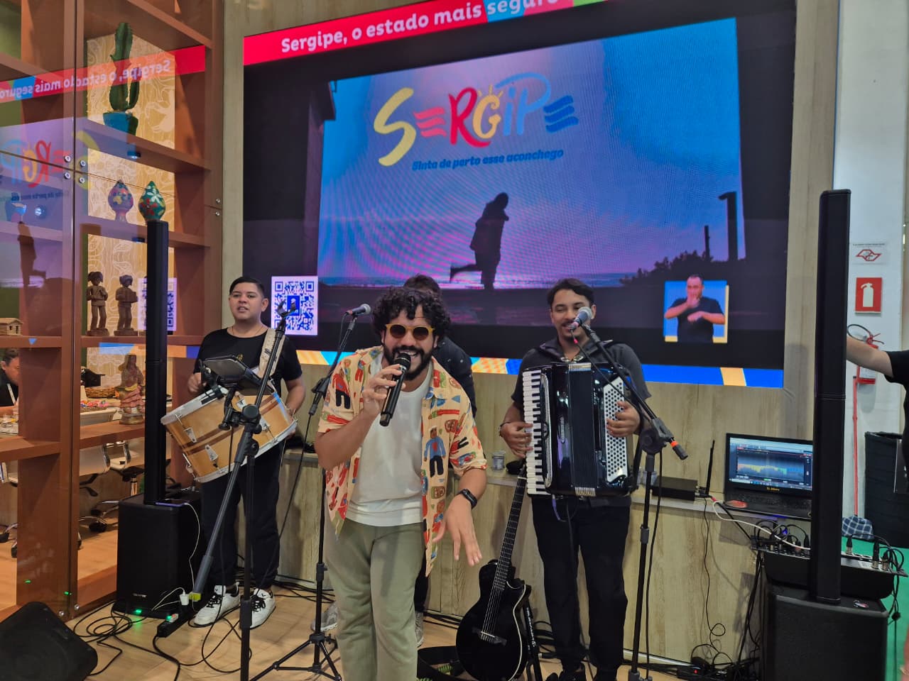 Pedro Lua fez dois pocket shows para convidar público a conhecerem o “país do forró” / Foto: Matheus Moura/Setur