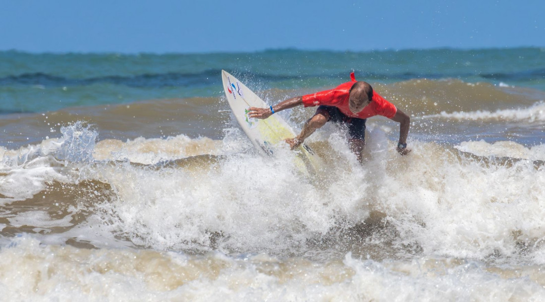 O surfista sergipano Cláudio Tadi conquistou o título na categoria 60+ do Surf Master Brasil 2026, evento que fortalece o turismo esportivo em Sergipe / Foto: Fabriciano Júnior/Surf Brasil