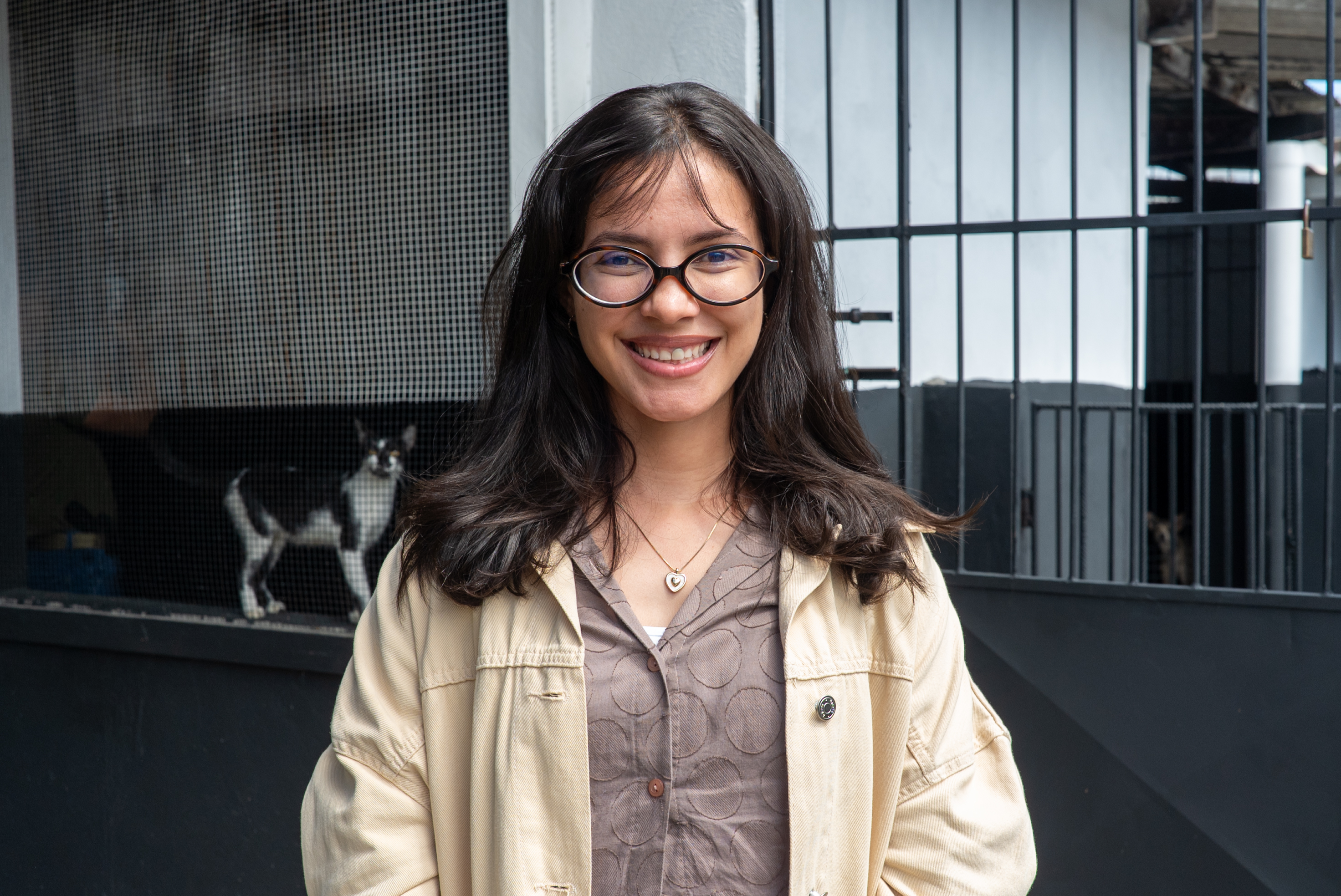 A estudante de Medicina Veterinária Jully Loeser atua no atendimento inicial dos animais resgatados // Foto : Erick O'Hara