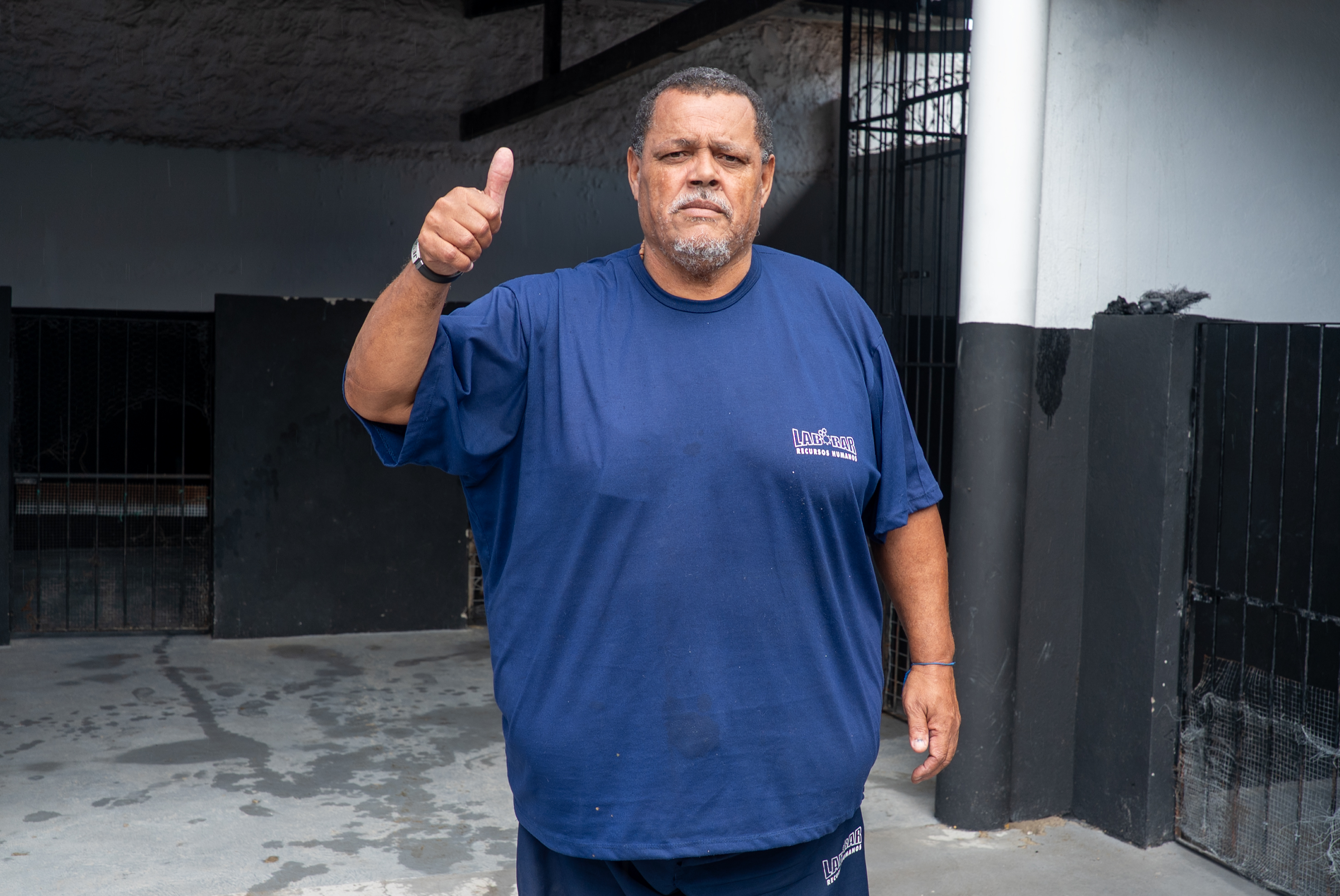 Responsável pelo cuidado diário dos animais na unidade, Robson Luiz da Silva relata a realidade dos casos // Foto : Erick O'Hara