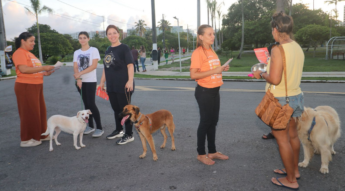Em alusão ao 'Abril Laranja', a SES realizou ação para orientar e conscientizar a população sobre o combate à violência contra os animais / Fotos: Valter Sobrinho