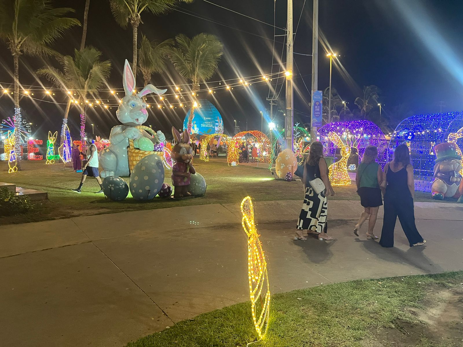 Realizada na região dos lagos da Orla de Atalaia, a Vila da Páscoa 2026 teve programação diária das 17h às 22h / Foto: Autimira Menezes