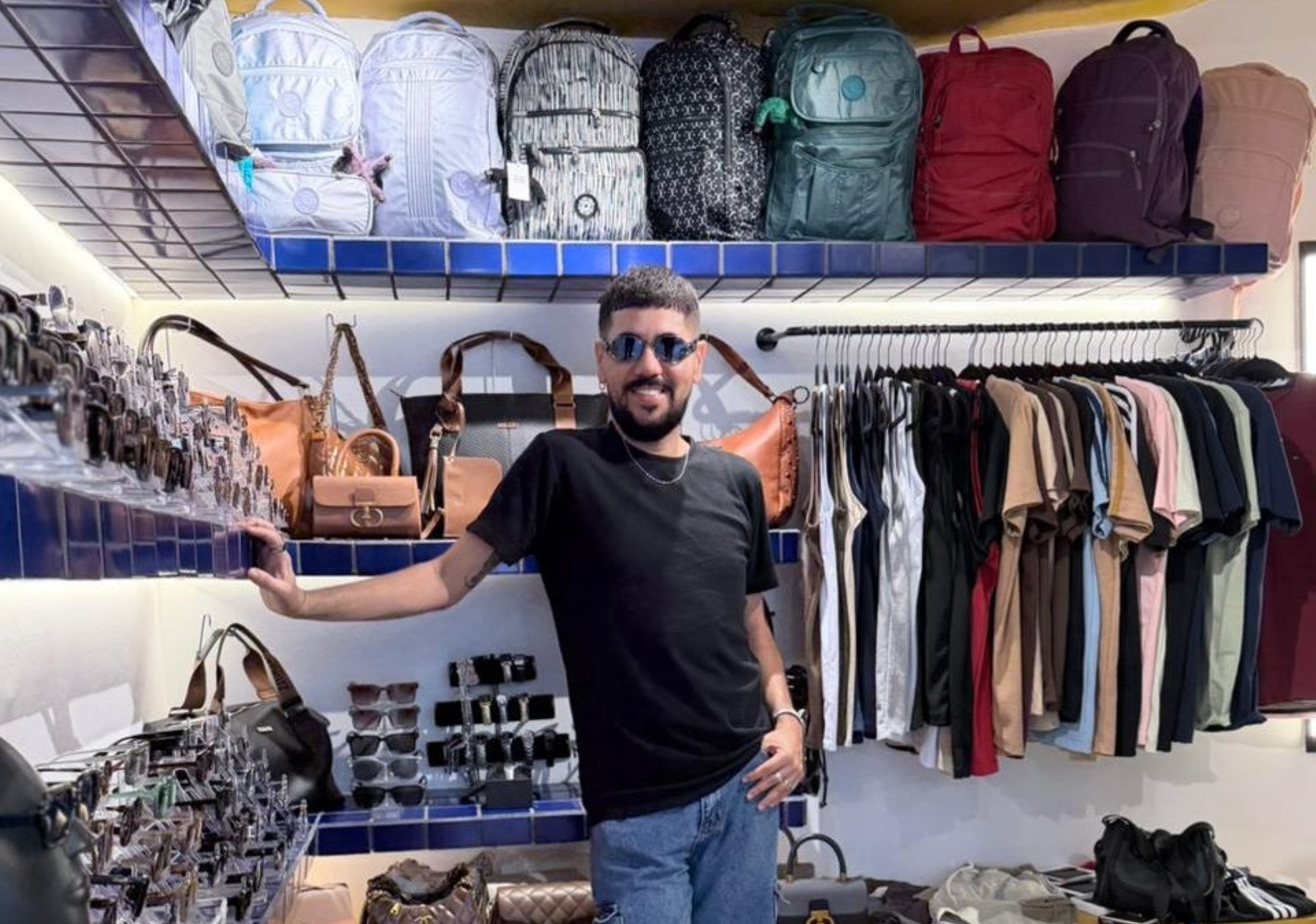 O empresário Robério Almeida relatou que as vendas de roupas e acessórios aumentaram bastante com a realização da Vila da Páscoa / Foto: Ascom Setur