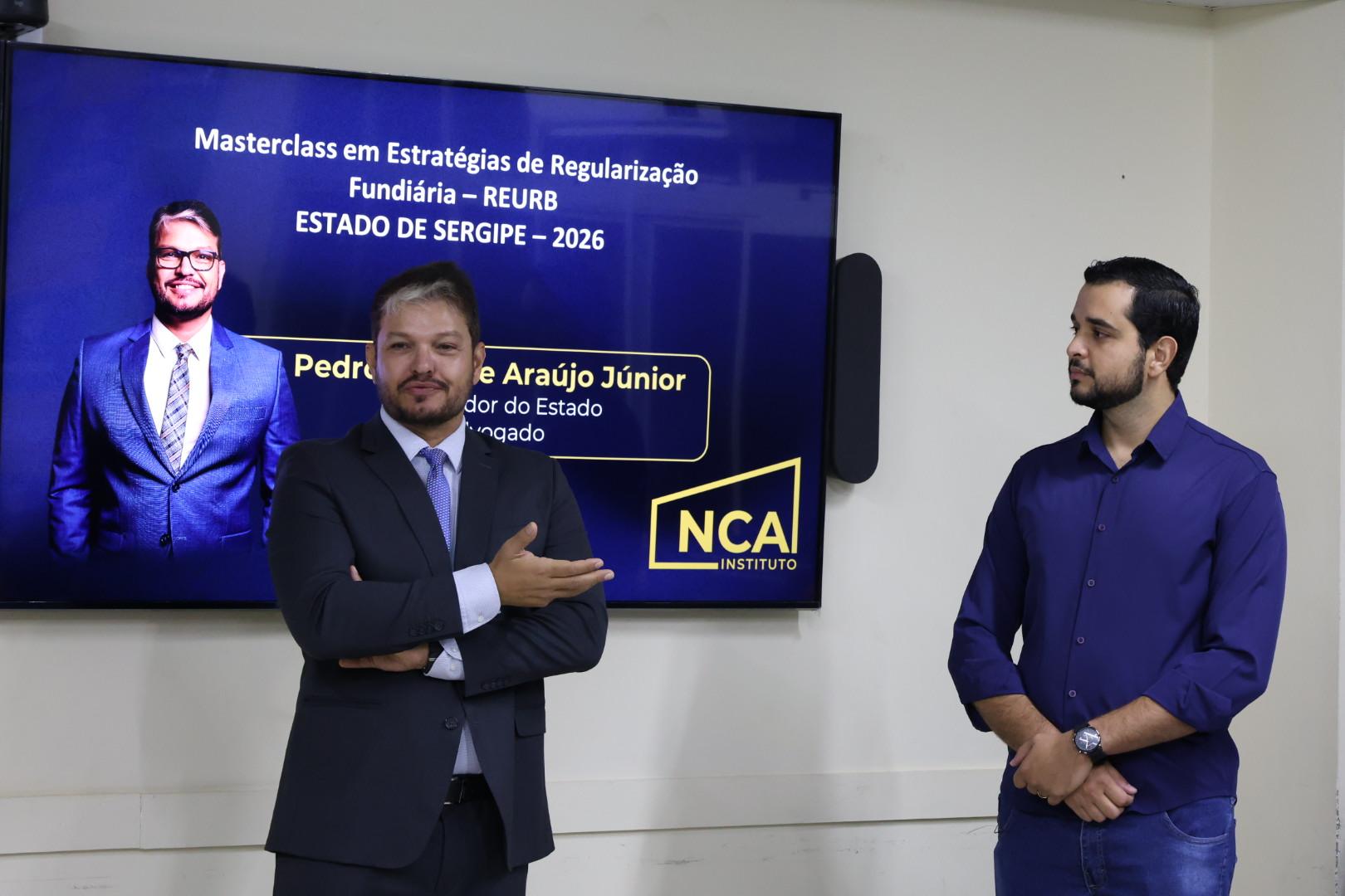 Procurador Pedro Dias (esquerda) e o superintendente de Gestão de Patrimônio do Estado, Bruno Rosceli (direita))