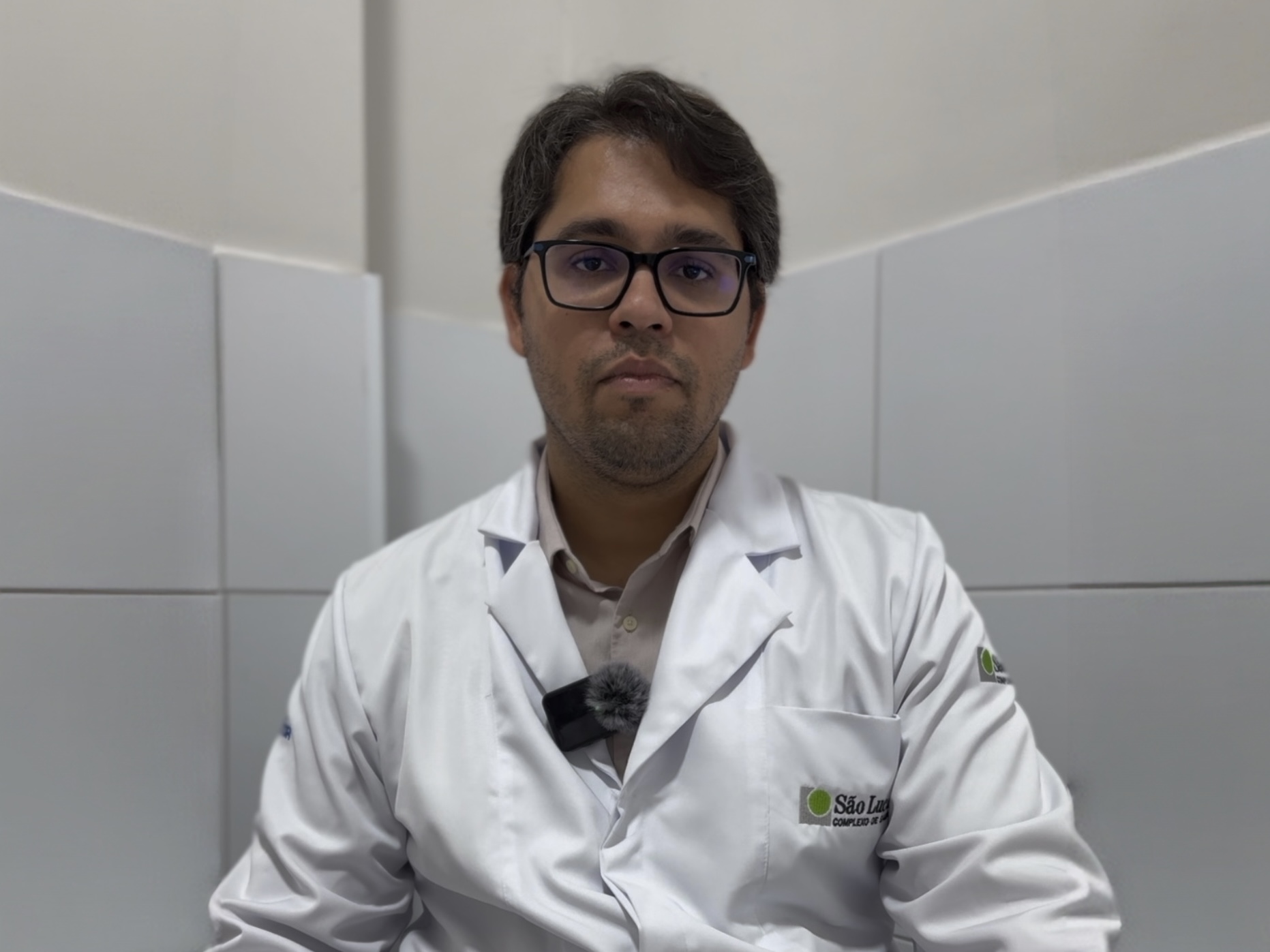 O ortopedista Natanael Sena explica que a doença é mais comum em pacientes idosos, mas também pode se manifestar em jovens