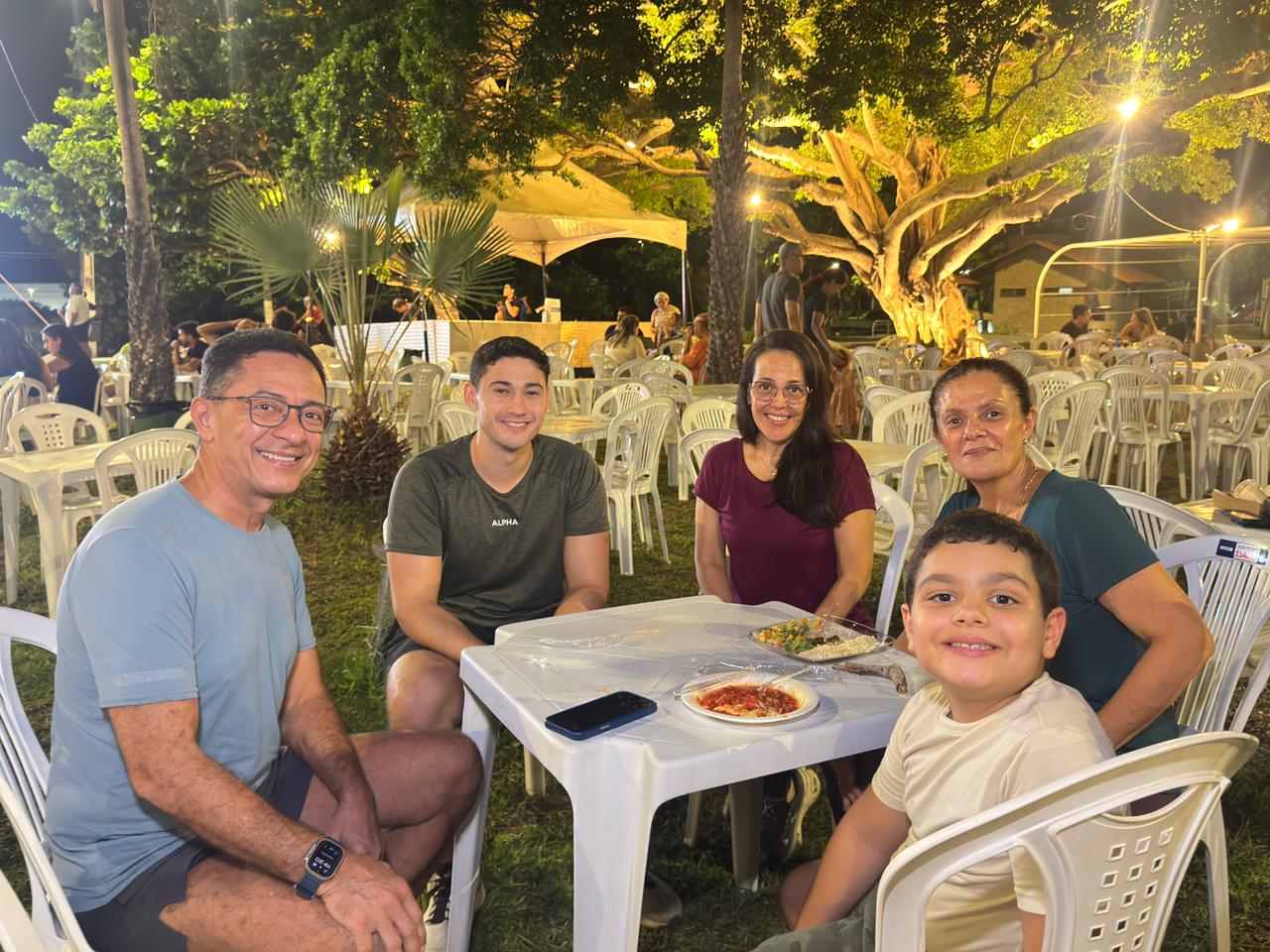A autônoma Sueli Rocha (2ª à direita), também de Aracaju, aproveitou o evento ao lado do neto Guilherme e dos amigos Davi, Beatriz, Matheus e Renata / Foto: Pietro Lobo/Setur