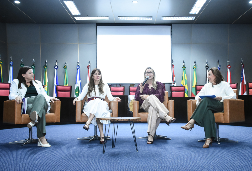 Da esquerda para direita: secretária da SPM, Georlize Teles; coordenadora da Mulher do TJSE, juíza Juliana Martins; prefeita de Capela e presidente da Fames, Silvany Mamlak; promotora de Justiça, Veronica Lazar / Foto: Ascom SPM