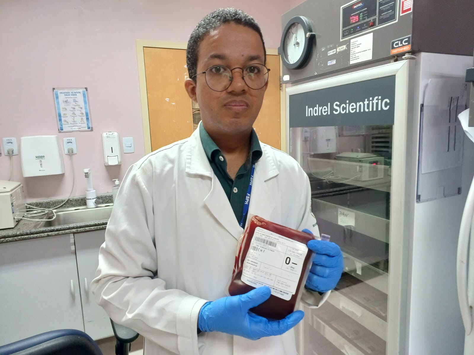 O biomédico da Fundação de Saúde Parreiras Horta (FSPH), Álvaro Henrique Silva Santos | Fotos: Ascom SES