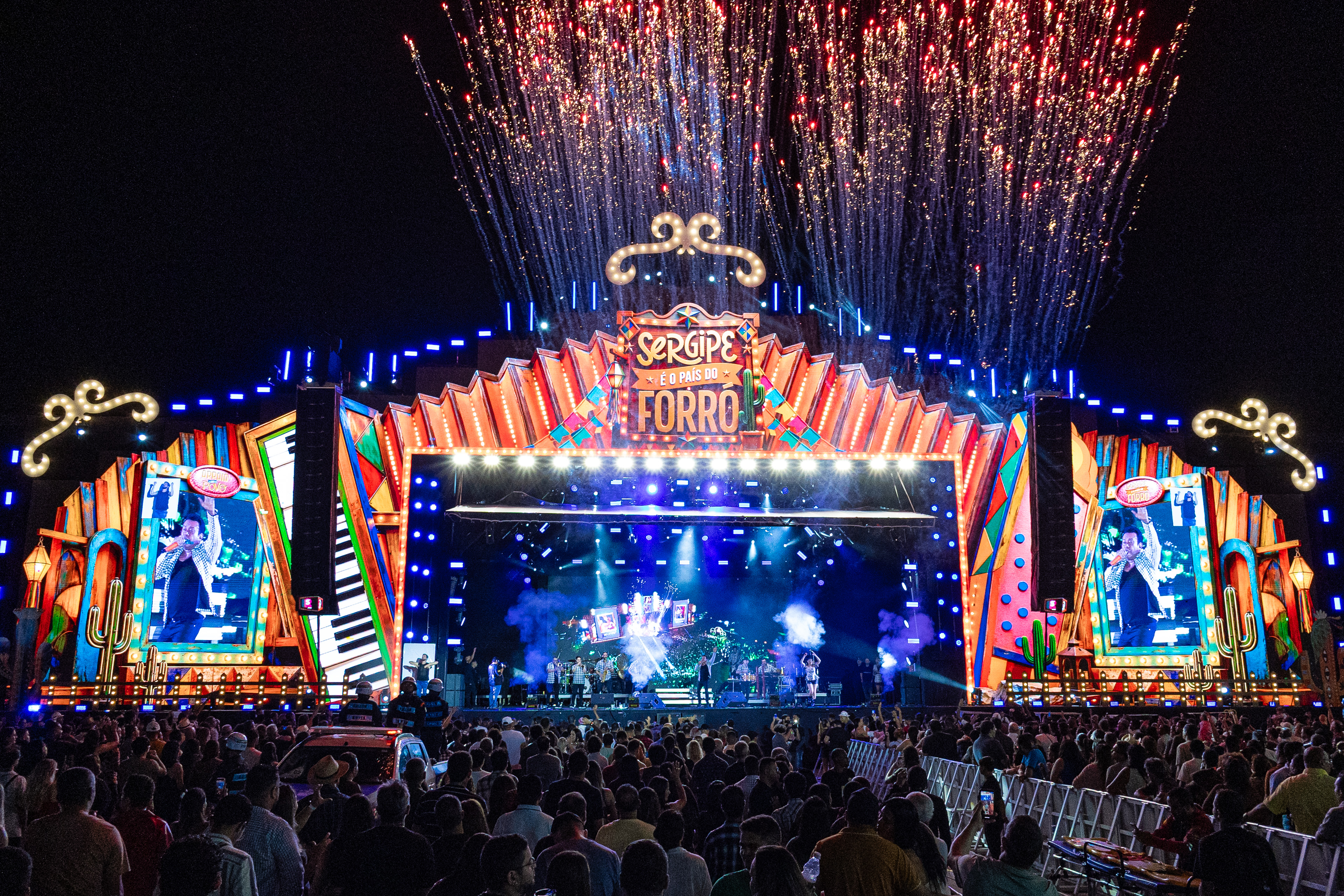 Forró tradicional e romântico embalam noite de shows no Arraiá do Povo