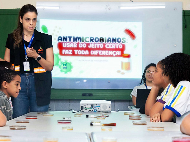 Antibióticos: AnvisaEduca leva alunos a verem bactérias na prática em Sergipe