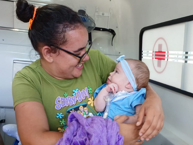 Alta hospitalar: bebê com doenças raras vai para casa após cinco meses