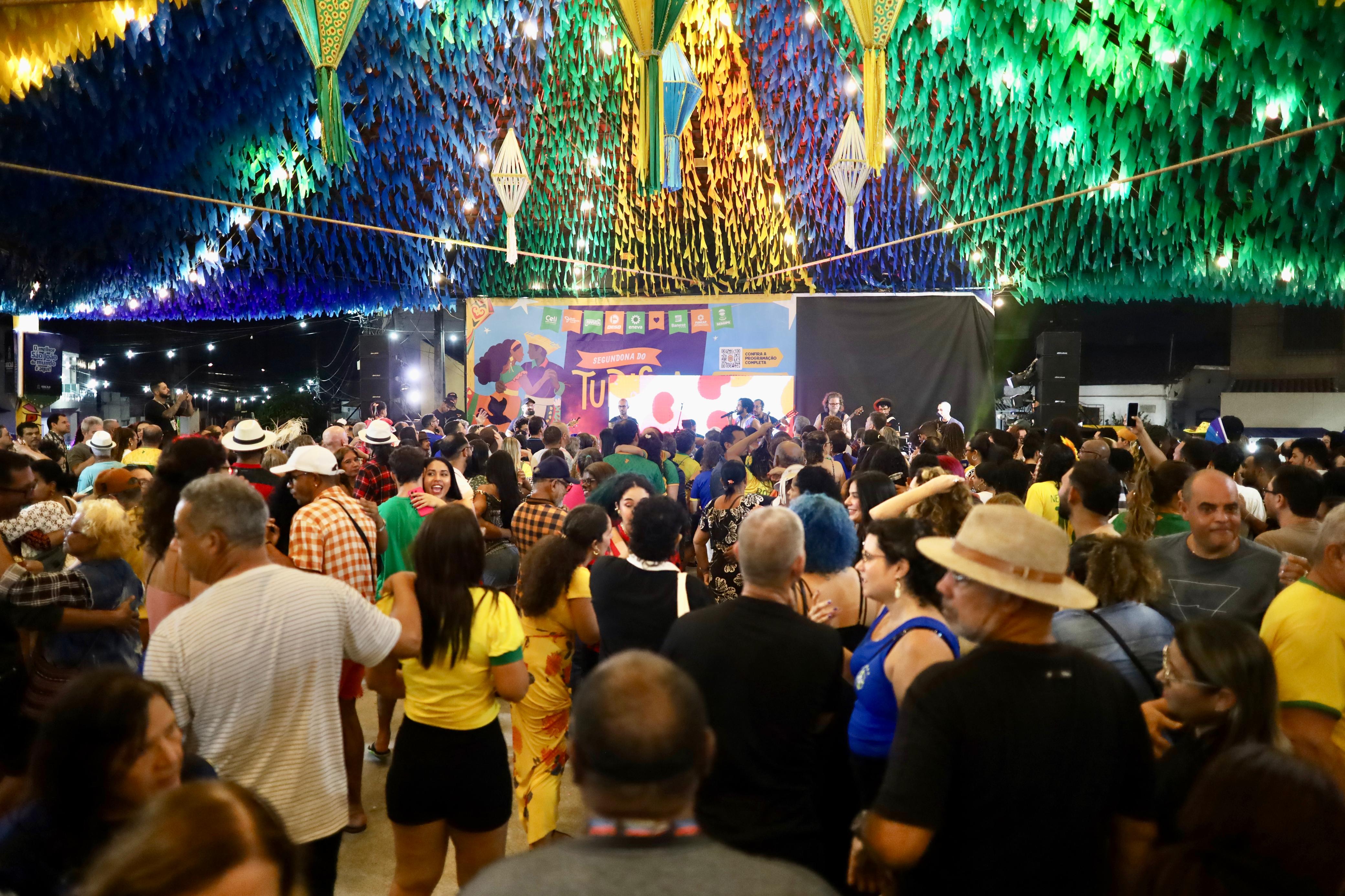 Na noite de São Pedro, a Rua São João estava lotada de turistas que foram curtir a última Segundona do mês de junho / Foto: Max Carlos/Setur
