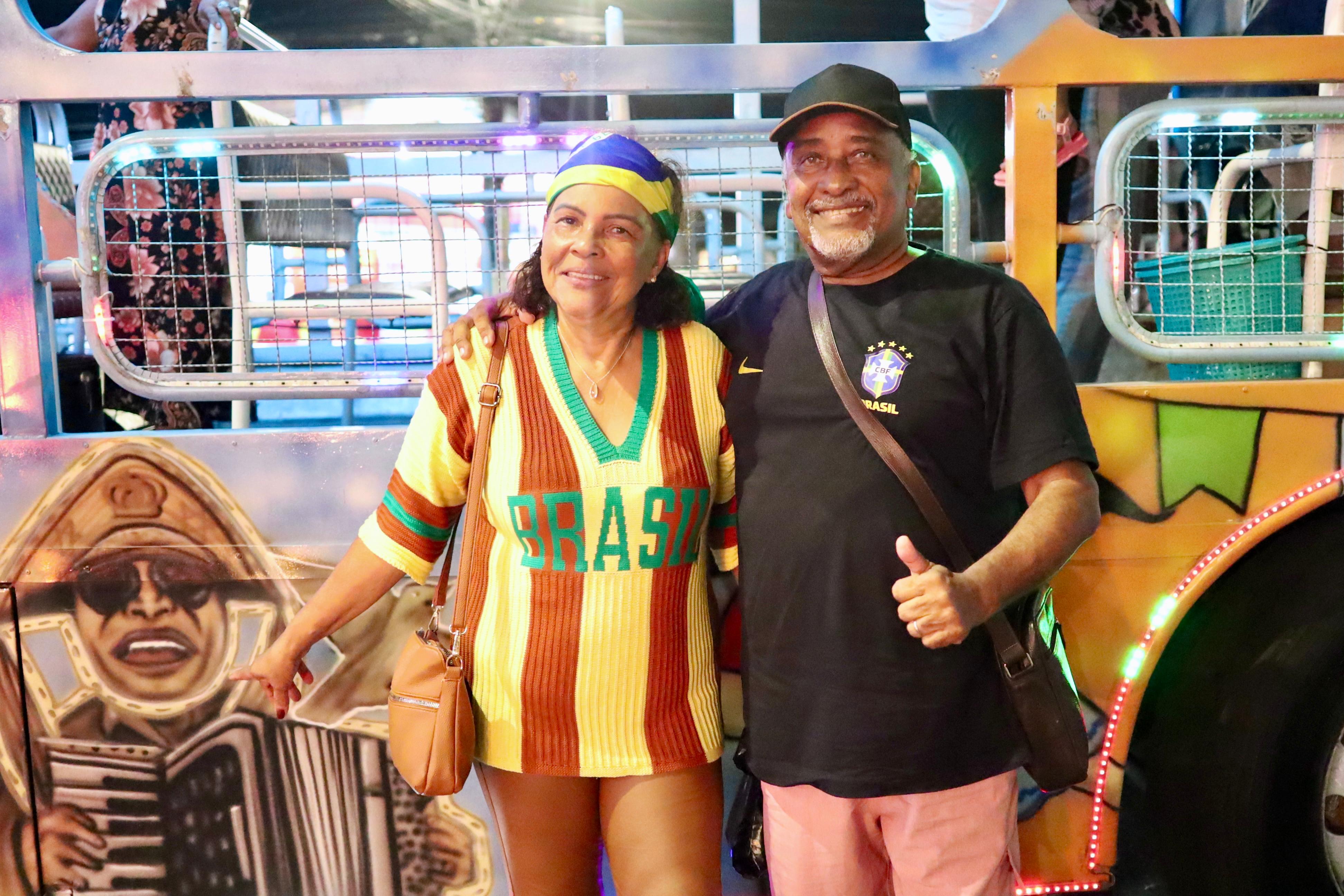 O casal de baianos Vera Lúcia e Lairton Santos se divertiram muito no trajeto no Gonzagão Itinerante / Foto: Max Carlos/Setur