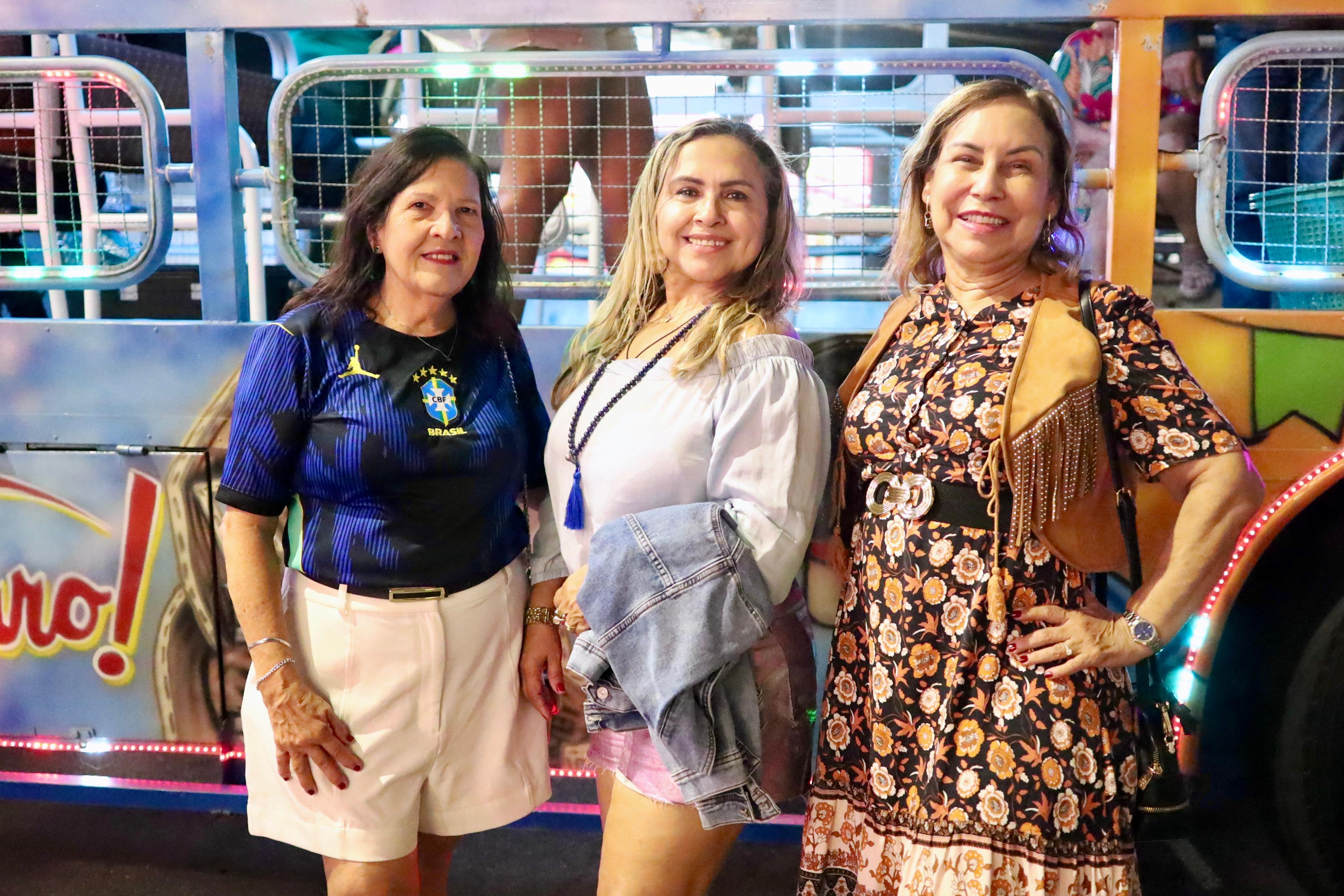 A sergipana Lenalda Azevedo, acompanhada das amigas Adelaide Vieira e Auriza Azevedo, realizou o desejo de viajar no ônibus temático / Foto: Max Carlos/Setur
