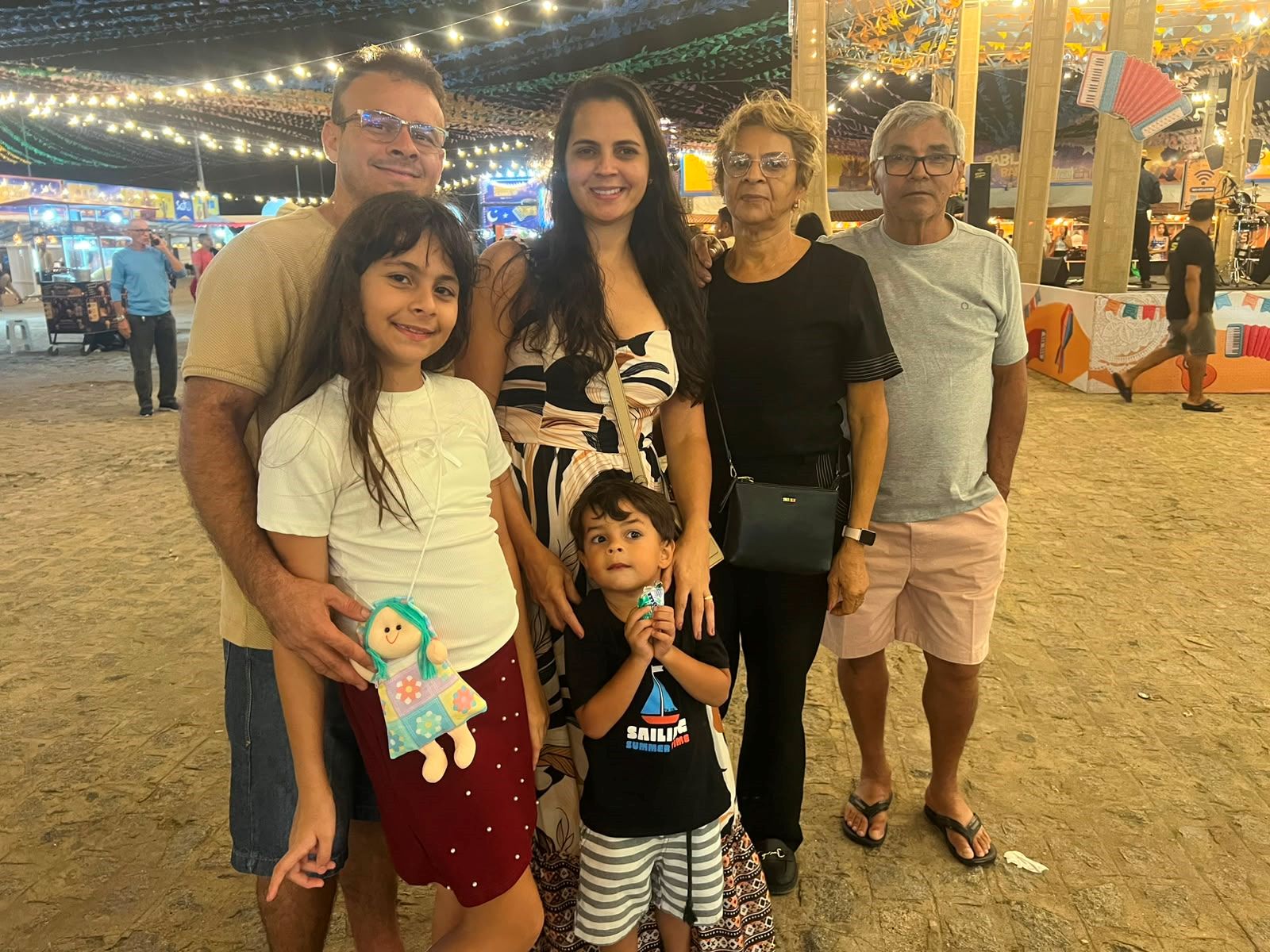 Priscila Lima (no centro), de João Pessoa (PB), escolheu a capital sergipana como destino para aproveitar as férias ao lado da família