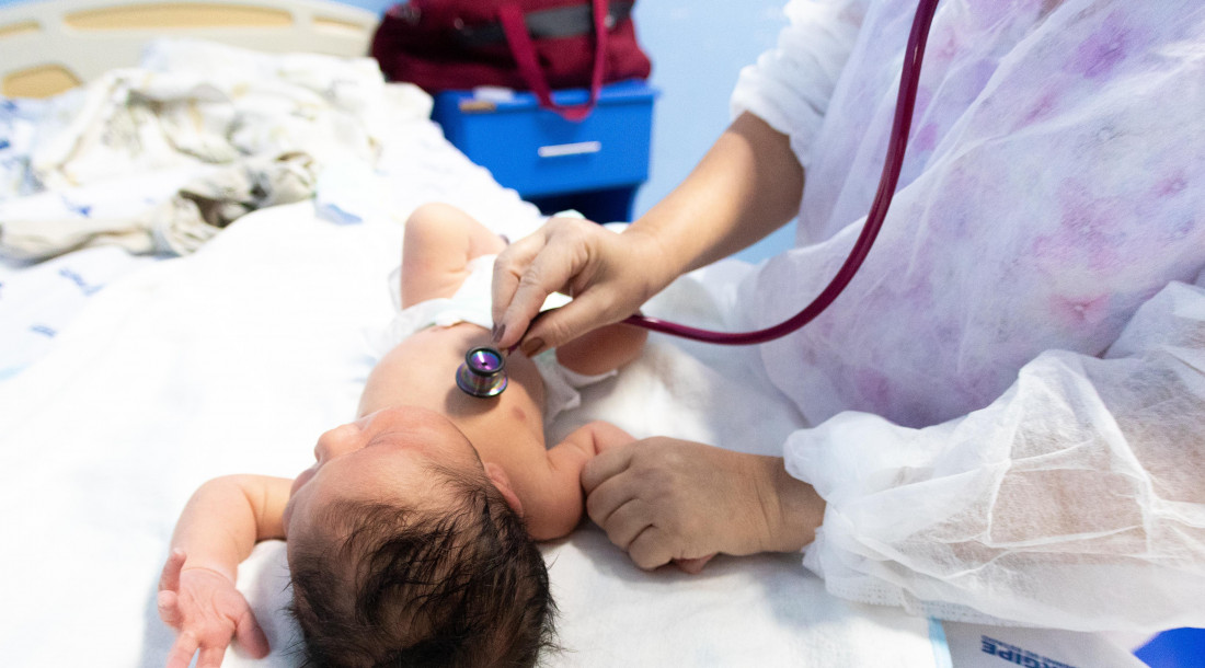 Vacinação, testes de triagem neonatal, exames diagnósticos, cirurgias oftalmológicas e neurológicas são alguns dos serviços disponibilizados na unidade de alto risco / Fotos: Ascom SES