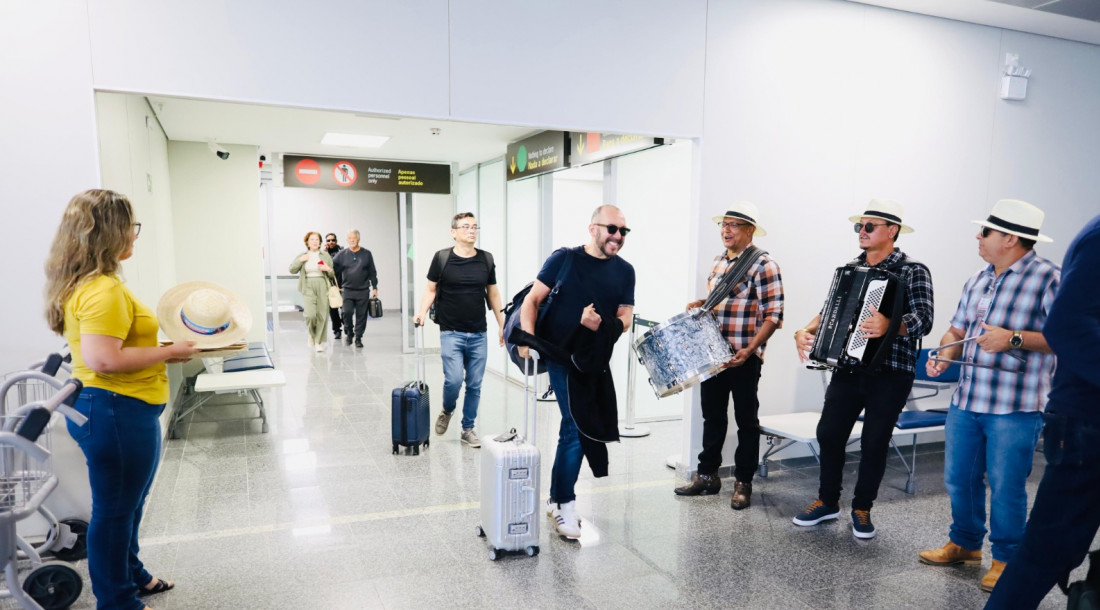 Com distribuição de chapéus de palha e apresentação de um trio de forró pé de serra, turistas foram recepcionados no aeroporto / Foto: Max Carlos/Setur
