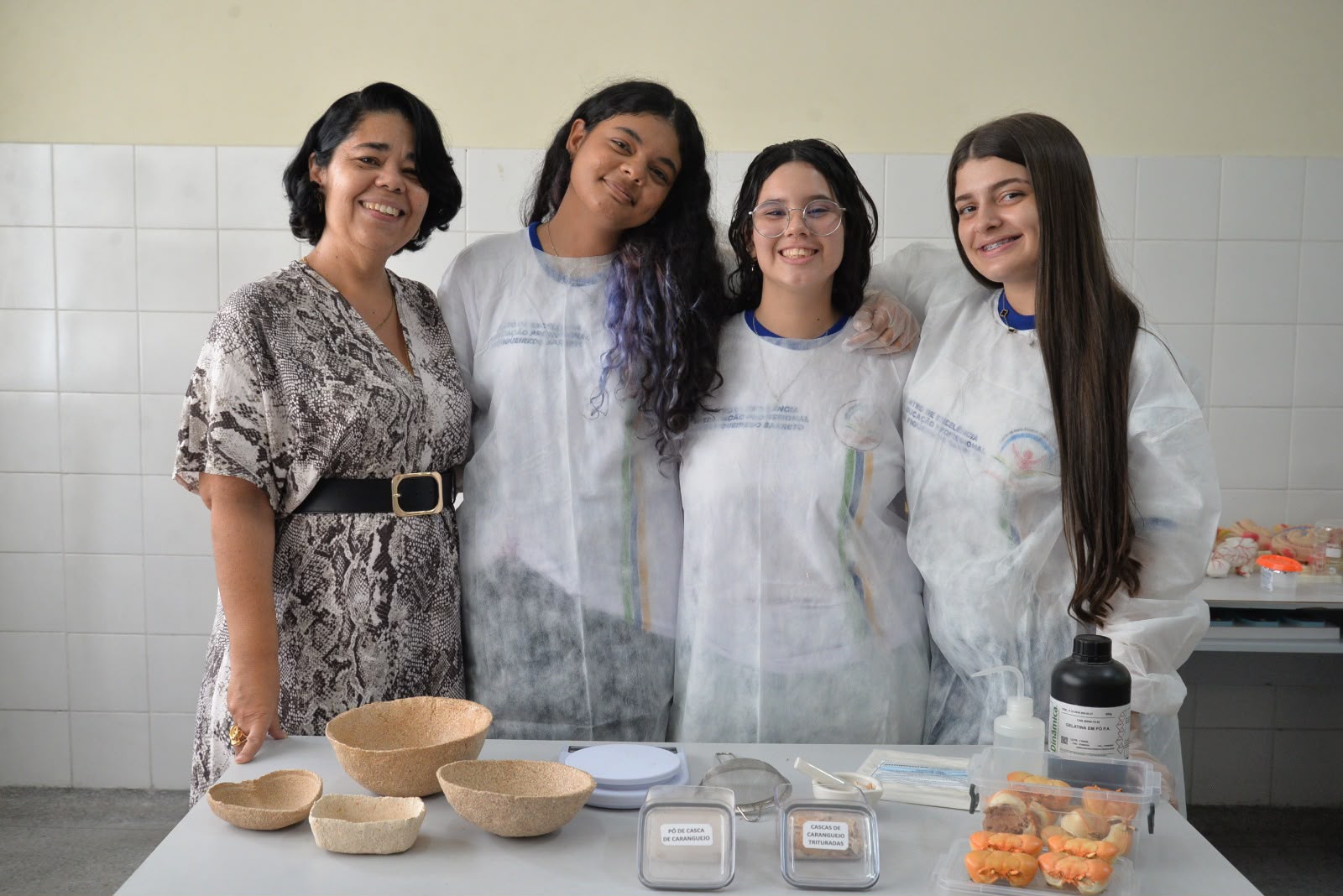 Professora Darcylaine participa de eletivas de iniciação científica na escola