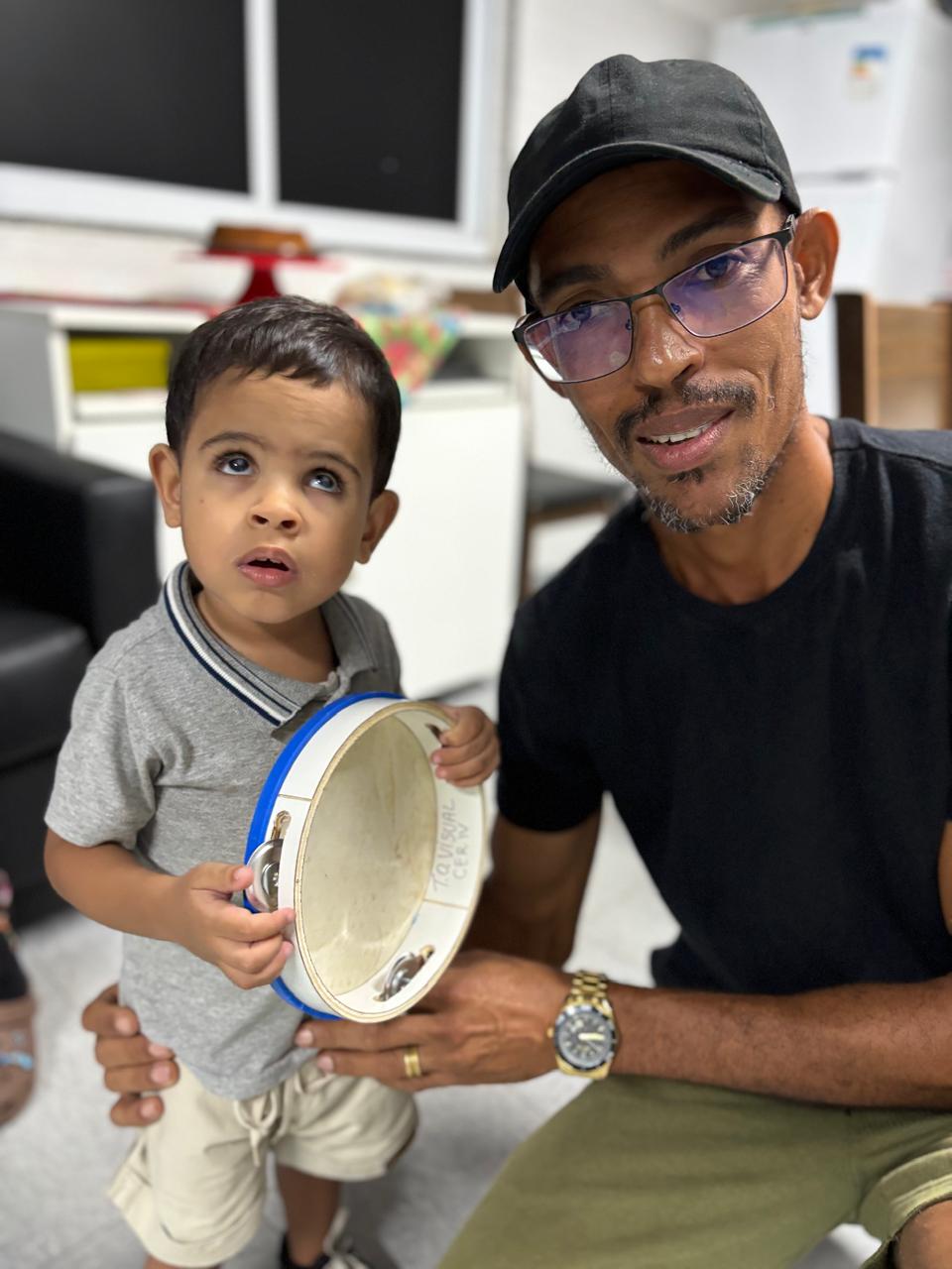 O pequeno José Arthur, de 2 anos, e seu pai, José Wilton / Foto: Felipe Goettenauer