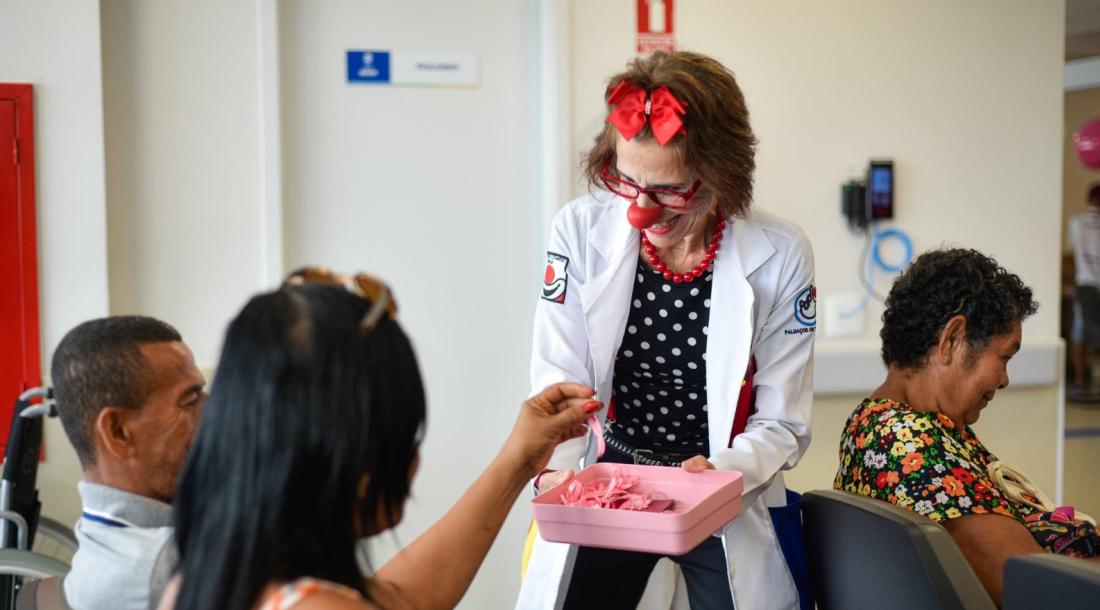 Iniciativa no Hospital do Câncer de Sergipe contou com a participação das Mulheres de Peito, pet terapia com o mini bode Zé e a visita dos Palhaços de Propósito / Fotos: Ascom SES
