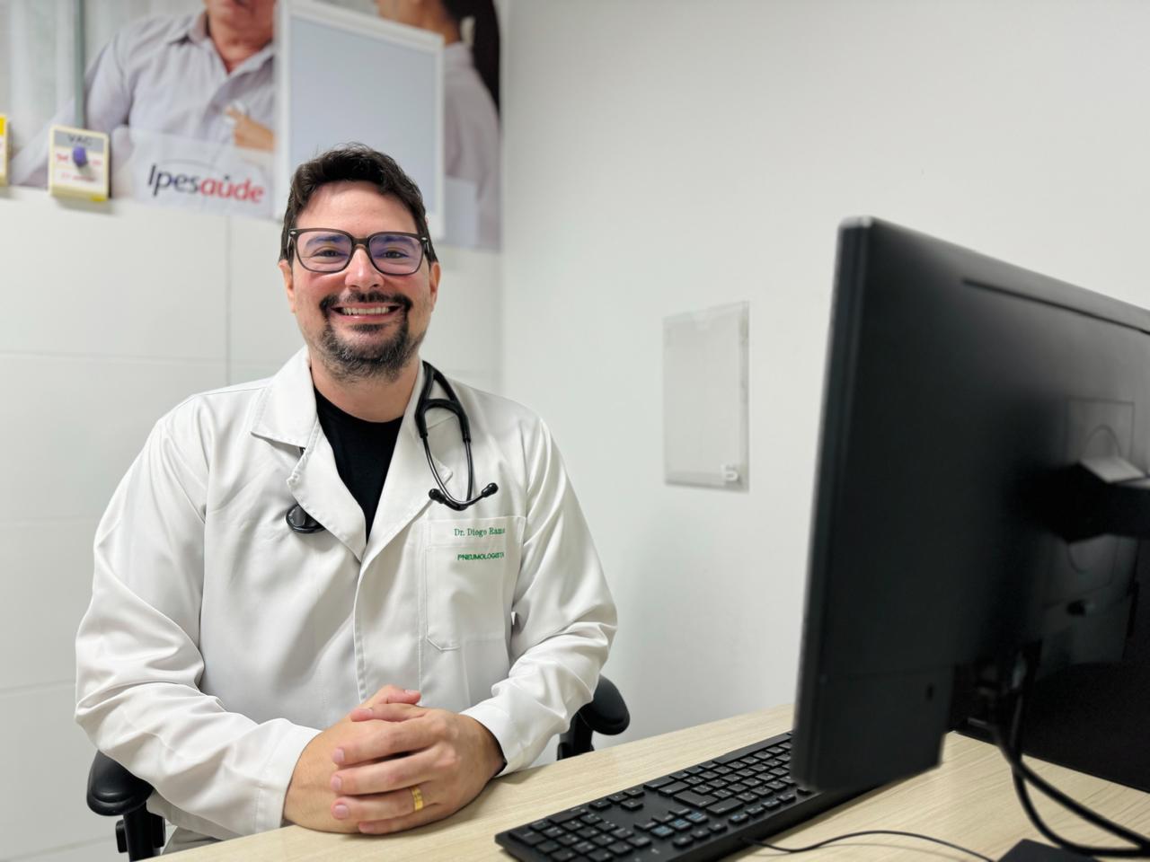 O pneumologista do Ipesaúde, Diego Ramon, explica que uma das principais preocupações está justamente na idade em que muitos começam a utilizar os dispositivos
